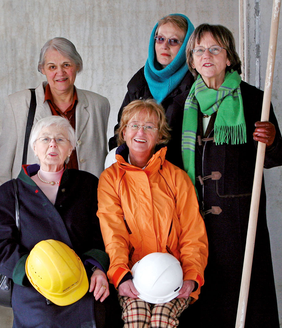 Frau Dr. Lippmann mit 4 Wohnfrauen auf der Baustelle einer neuen Wohnanlage